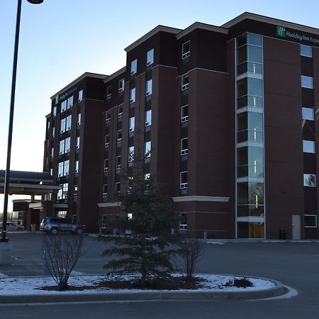 Holiday Inn Express & Suites Cold Lake By Ihg Exterior foto