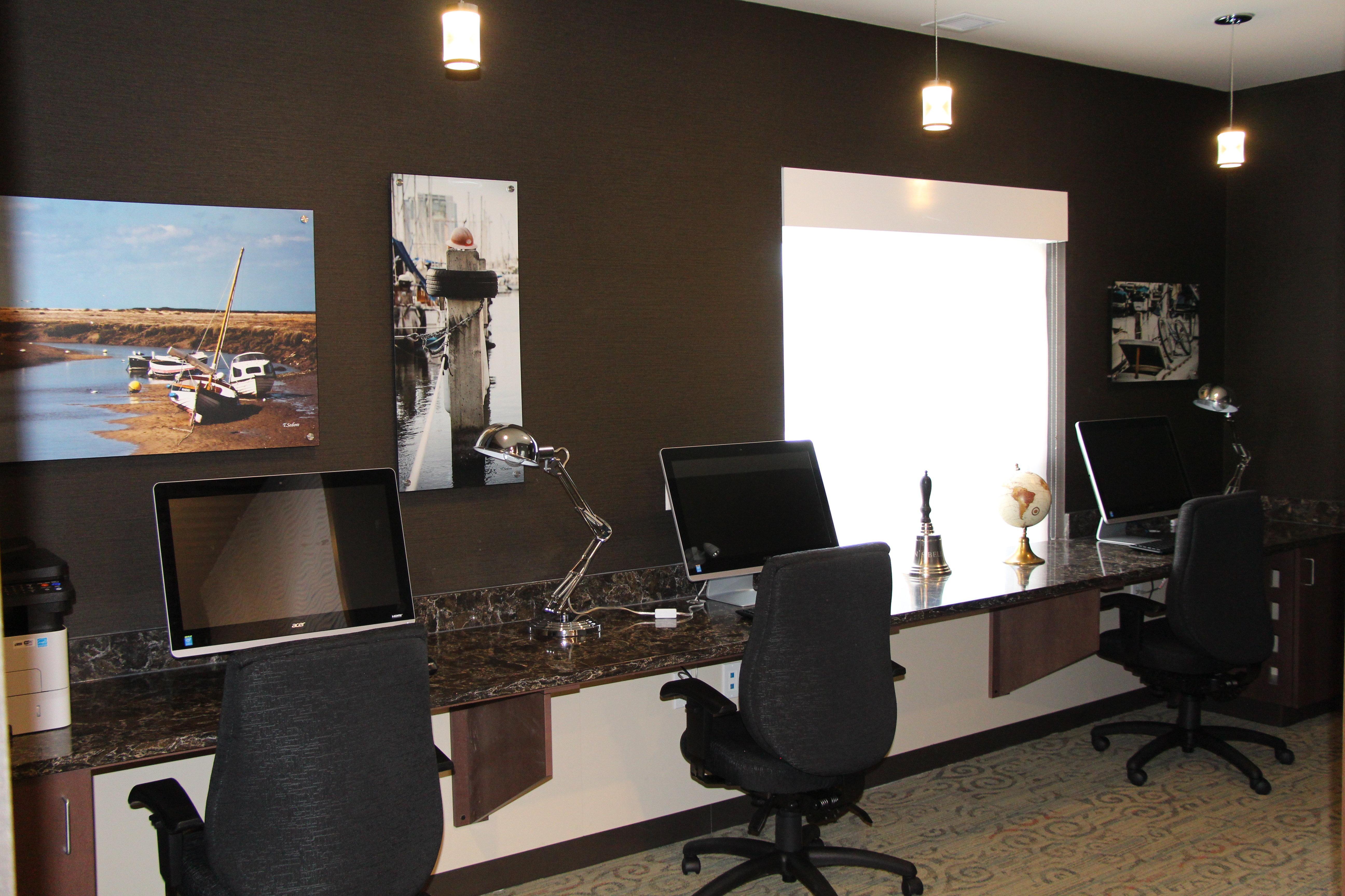 Holiday Inn Express & Suites Cold Lake By Ihg Exterior foto