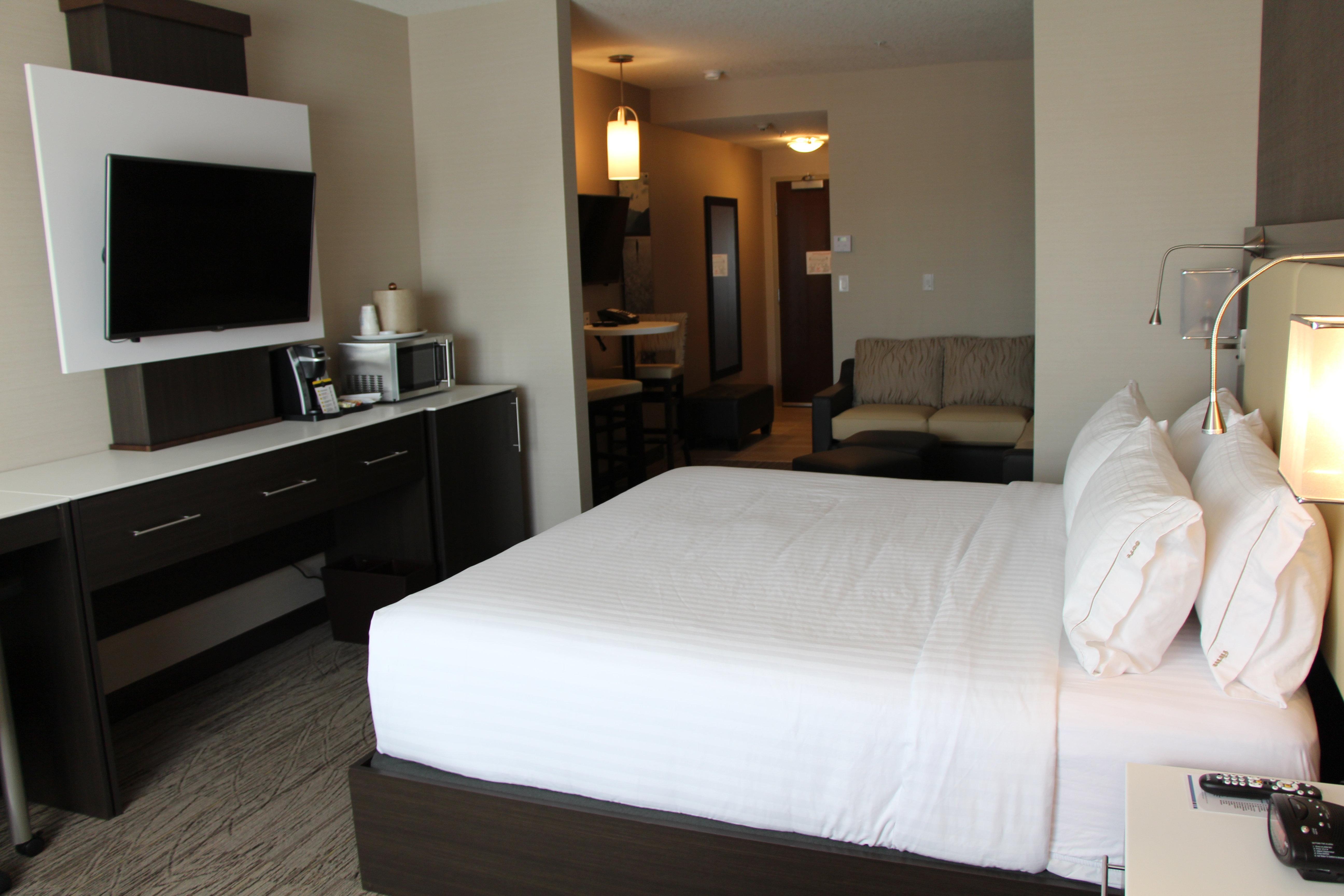 Holiday Inn Express & Suites Cold Lake By Ihg Exterior foto