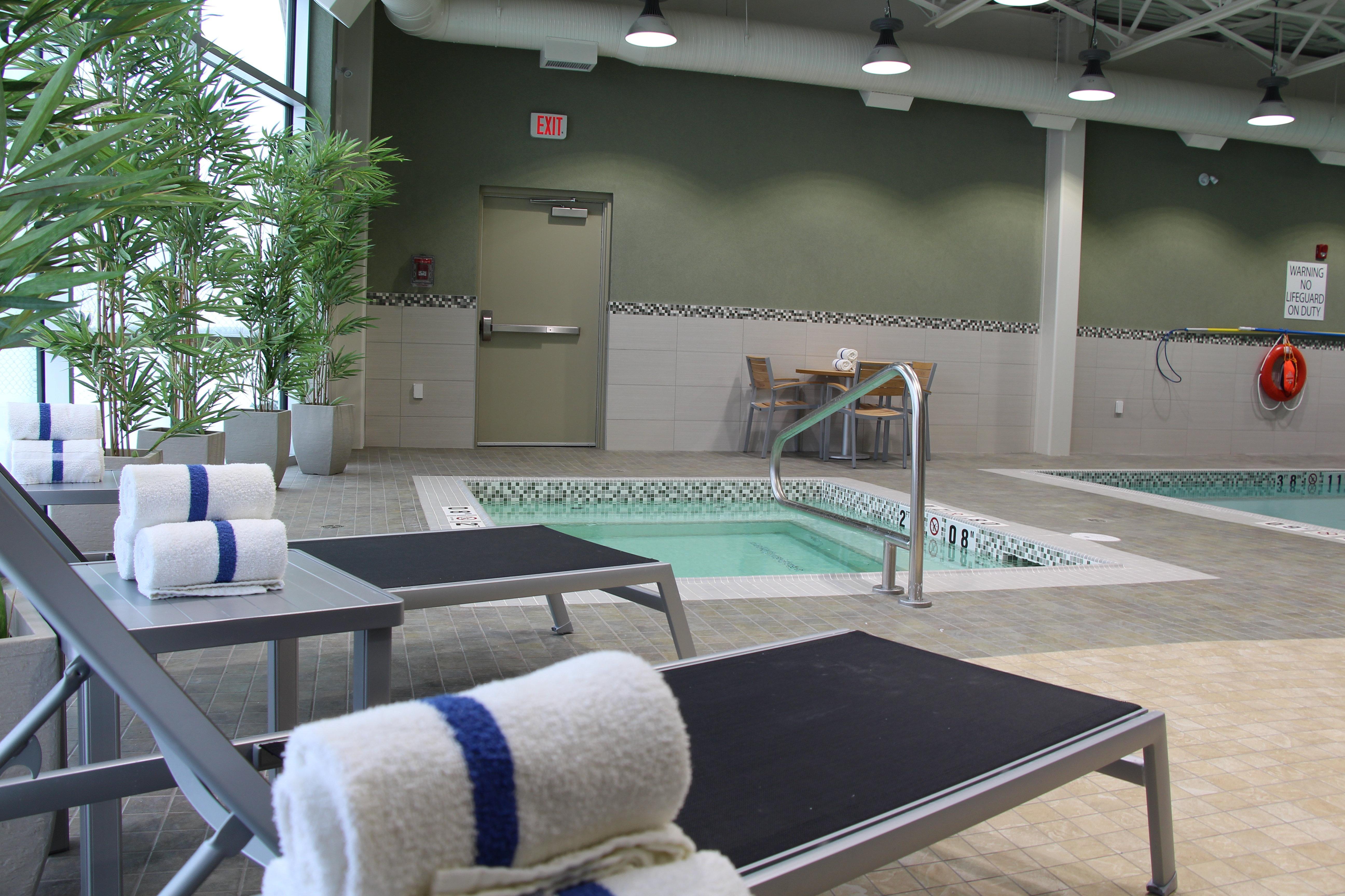 Holiday Inn Express & Suites Cold Lake By Ihg Exterior foto