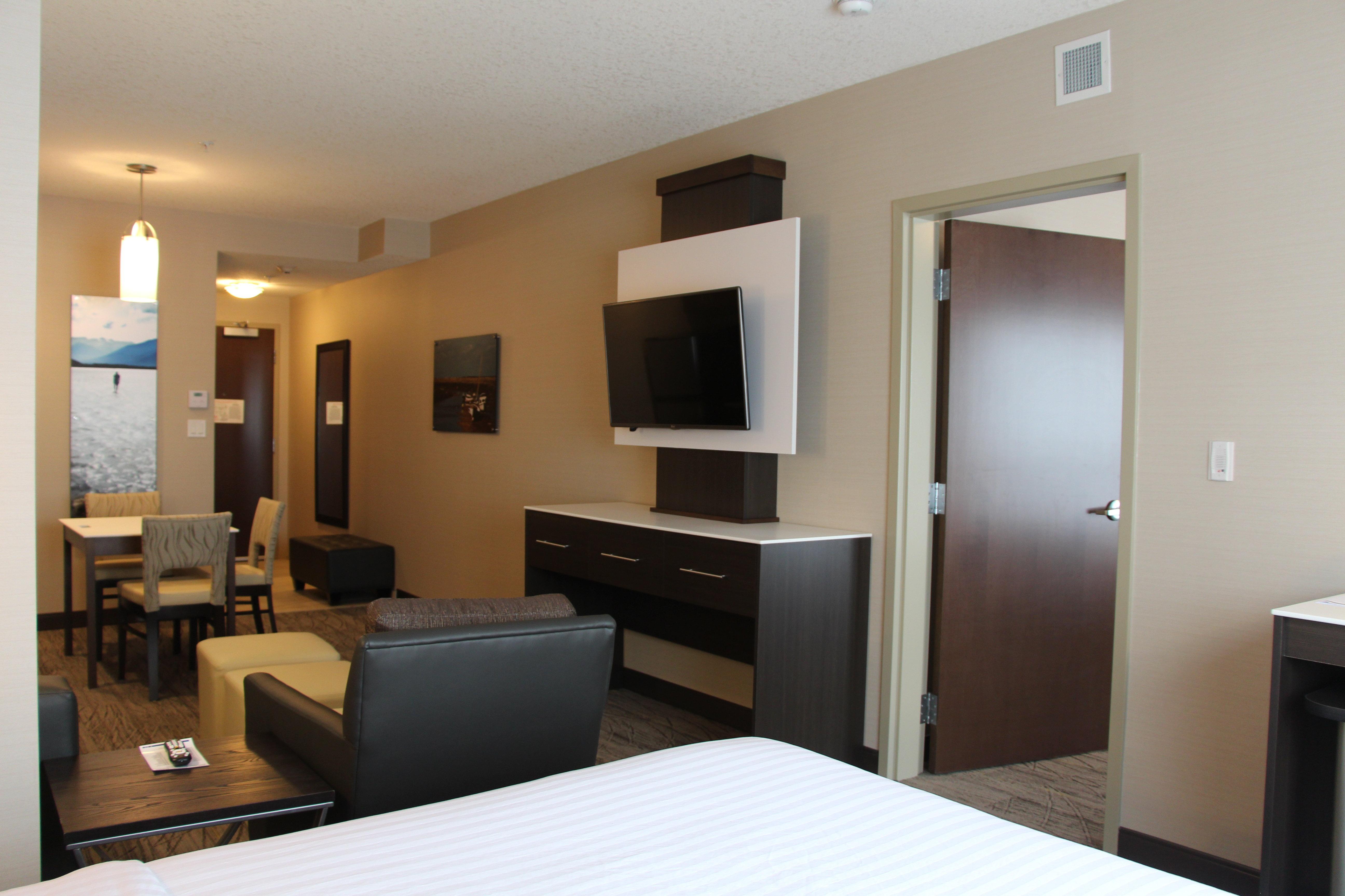 Holiday Inn Express & Suites Cold Lake By Ihg Exterior foto