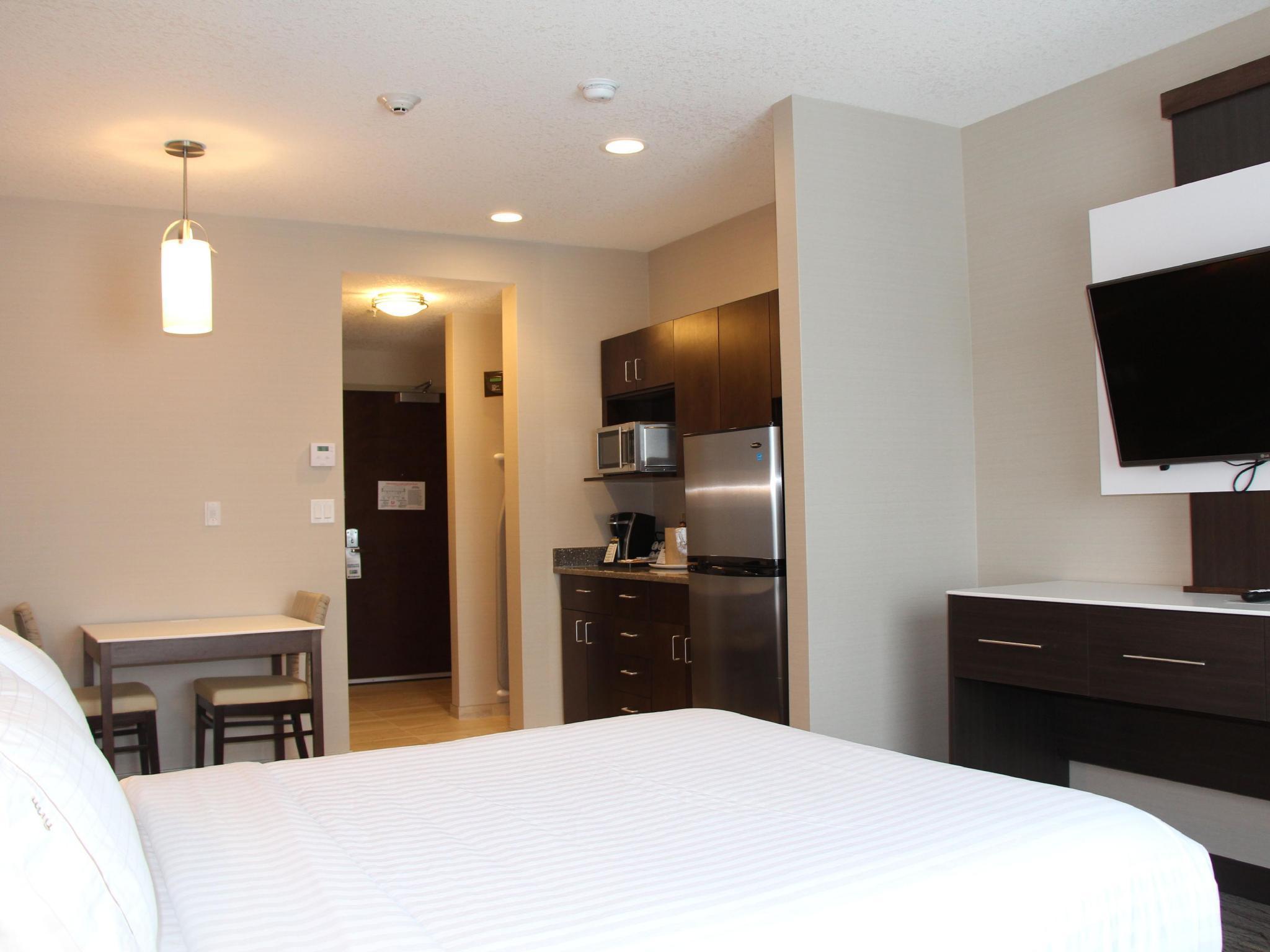 Holiday Inn Express & Suites Cold Lake By Ihg Exterior foto