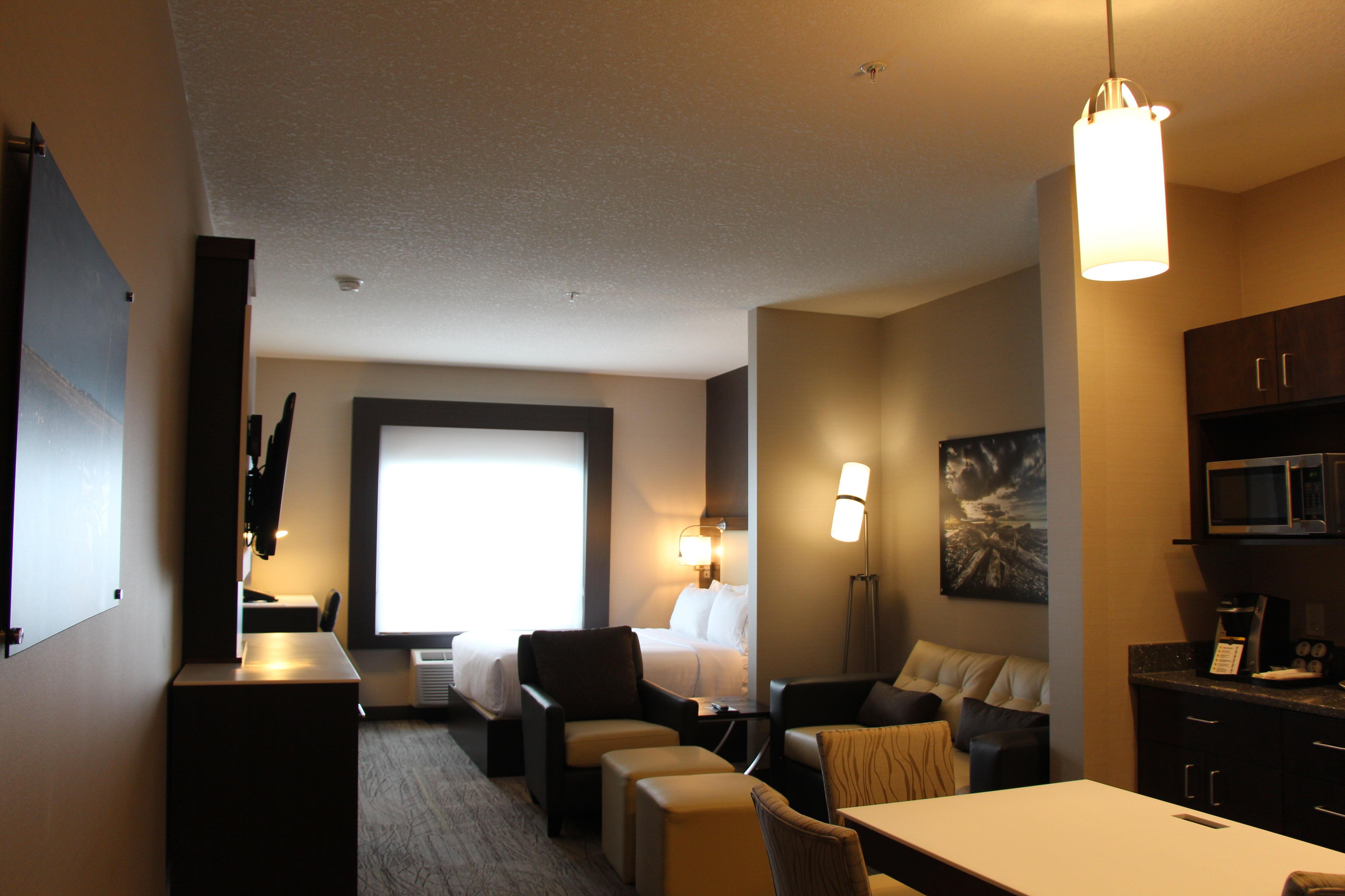 Holiday Inn Express & Suites Cold Lake By Ihg Exterior foto