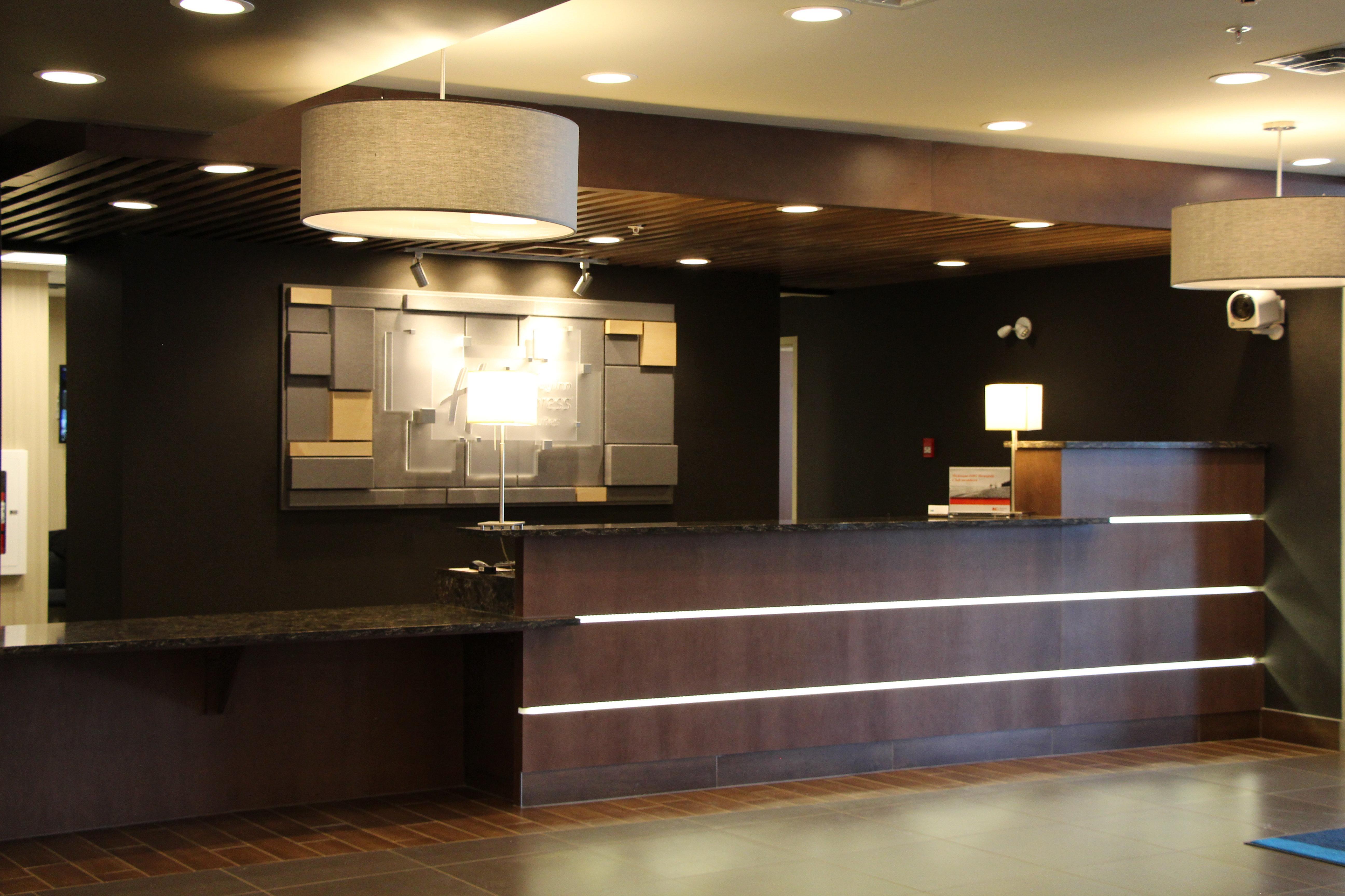 Holiday Inn Express & Suites Cold Lake By Ihg Exterior foto