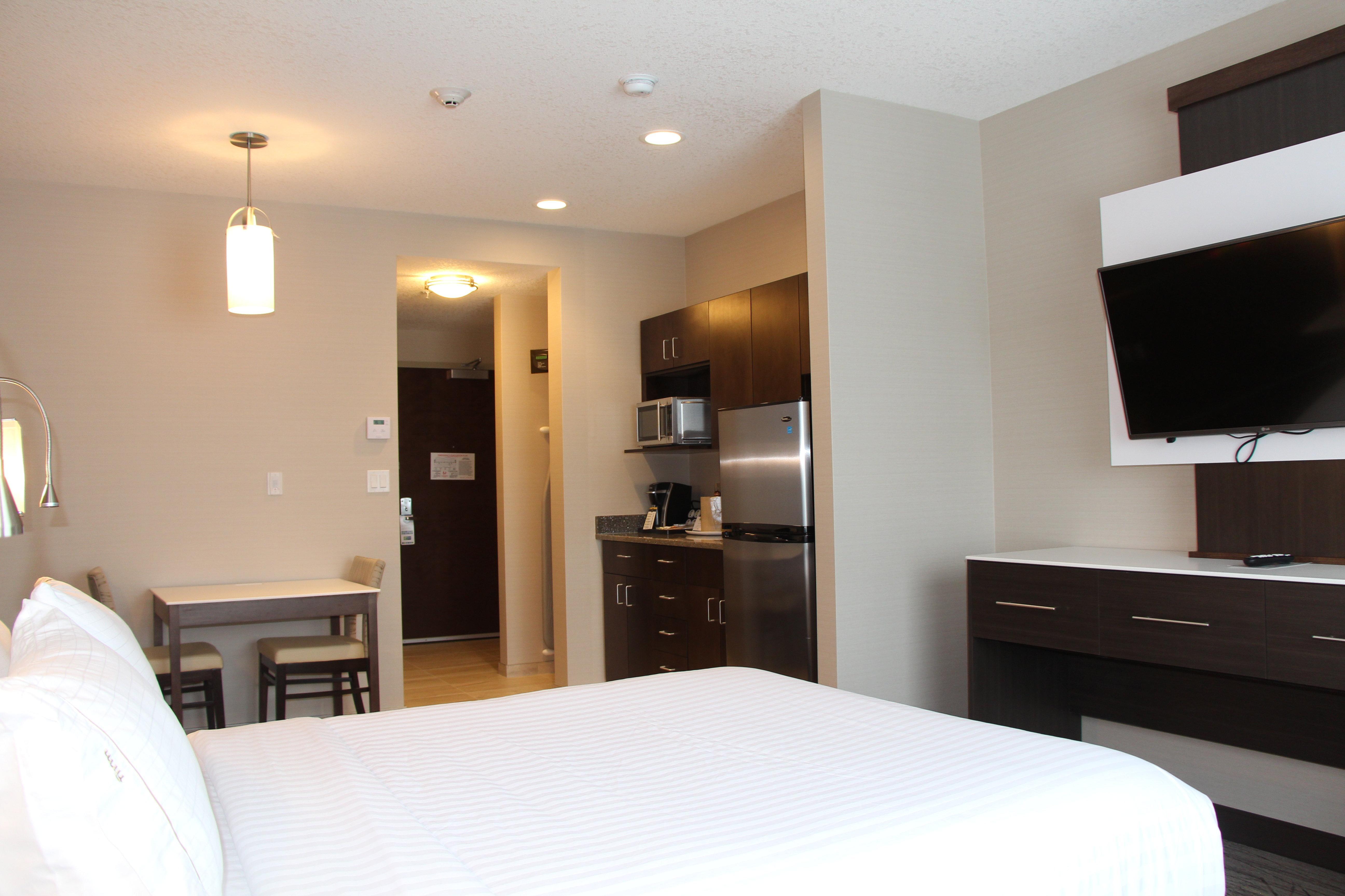 Holiday Inn Express & Suites Cold Lake By Ihg Exterior foto