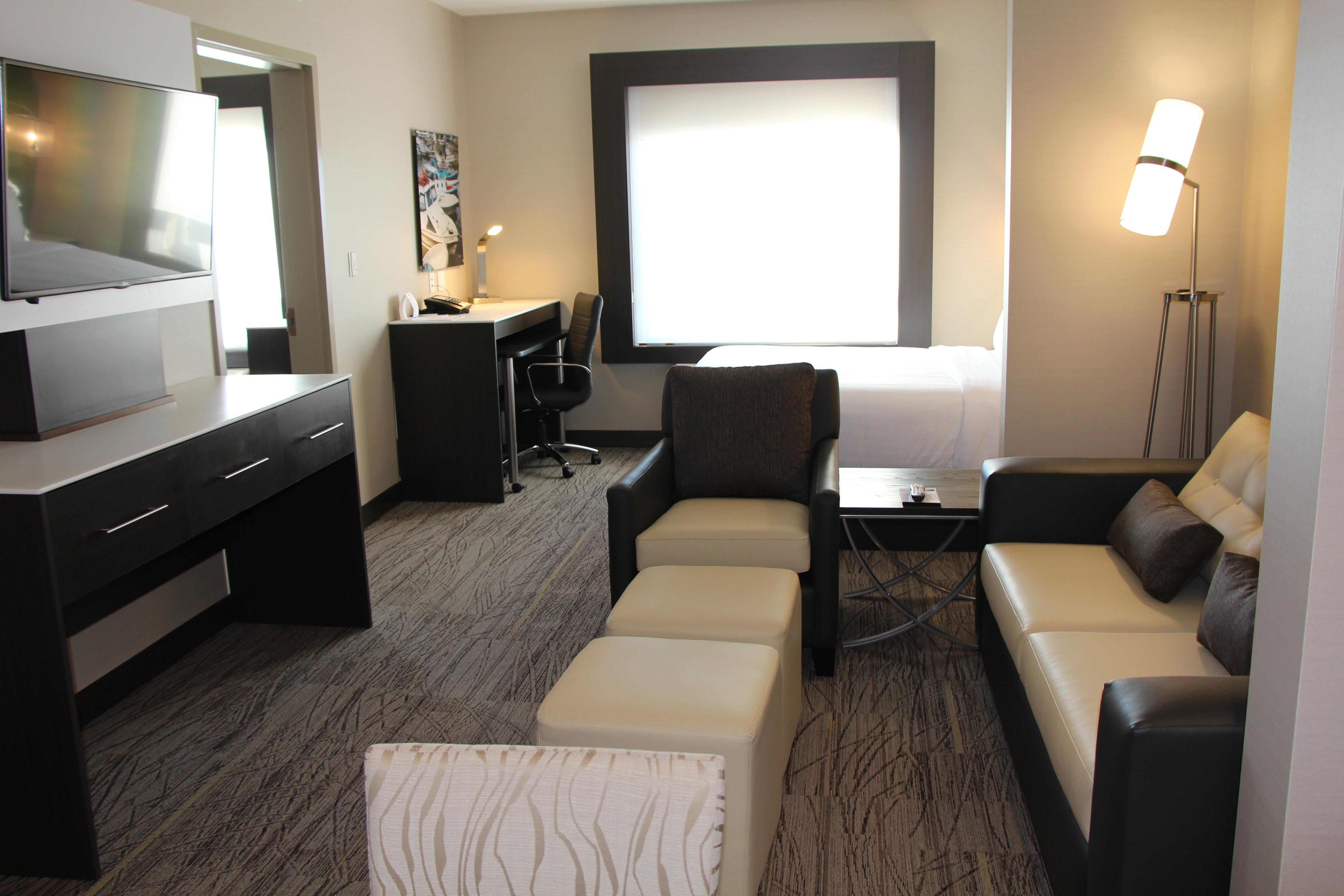 Holiday Inn Express & Suites Cold Lake By Ihg Exterior foto