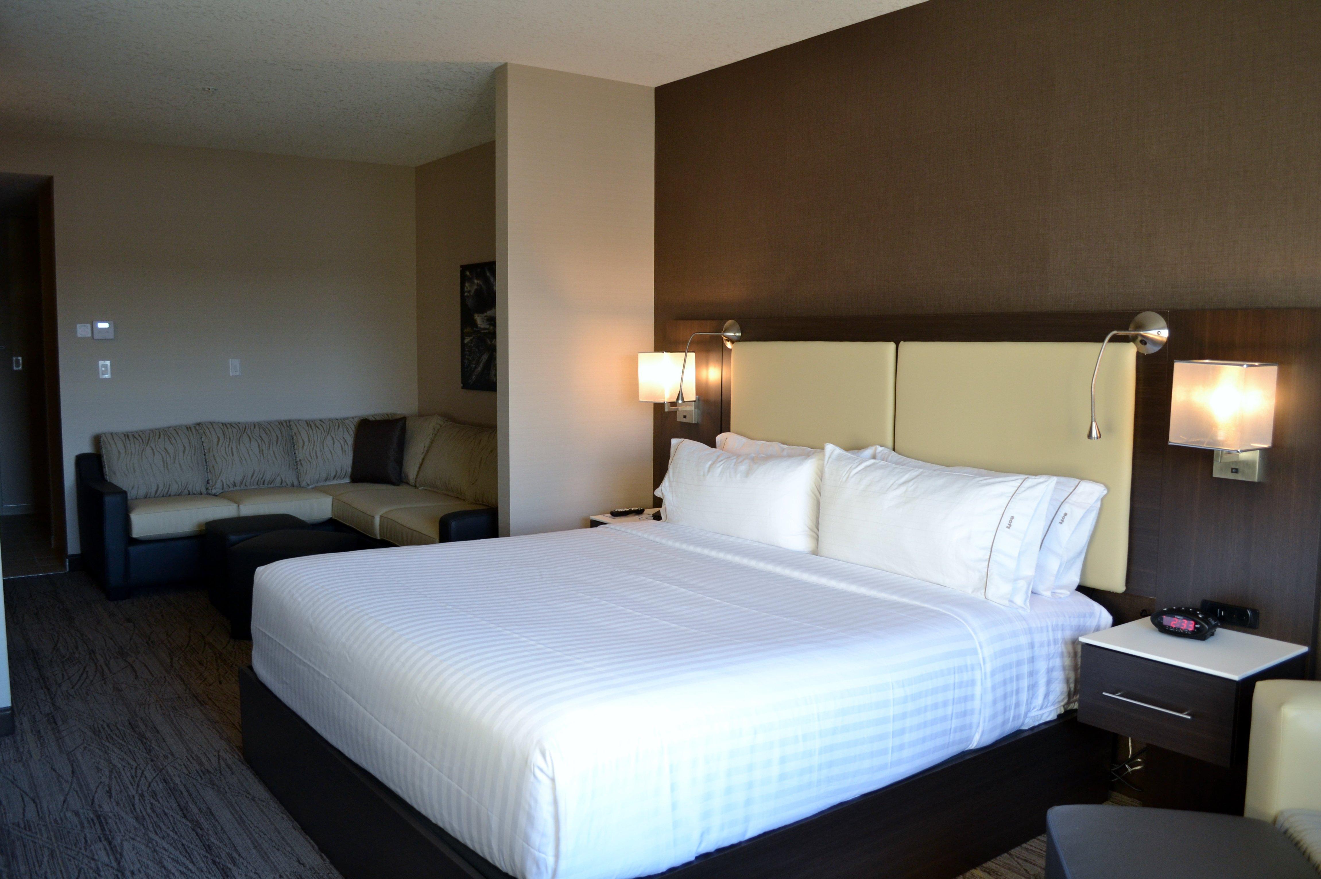 Holiday Inn Express & Suites Cold Lake By Ihg Exterior foto