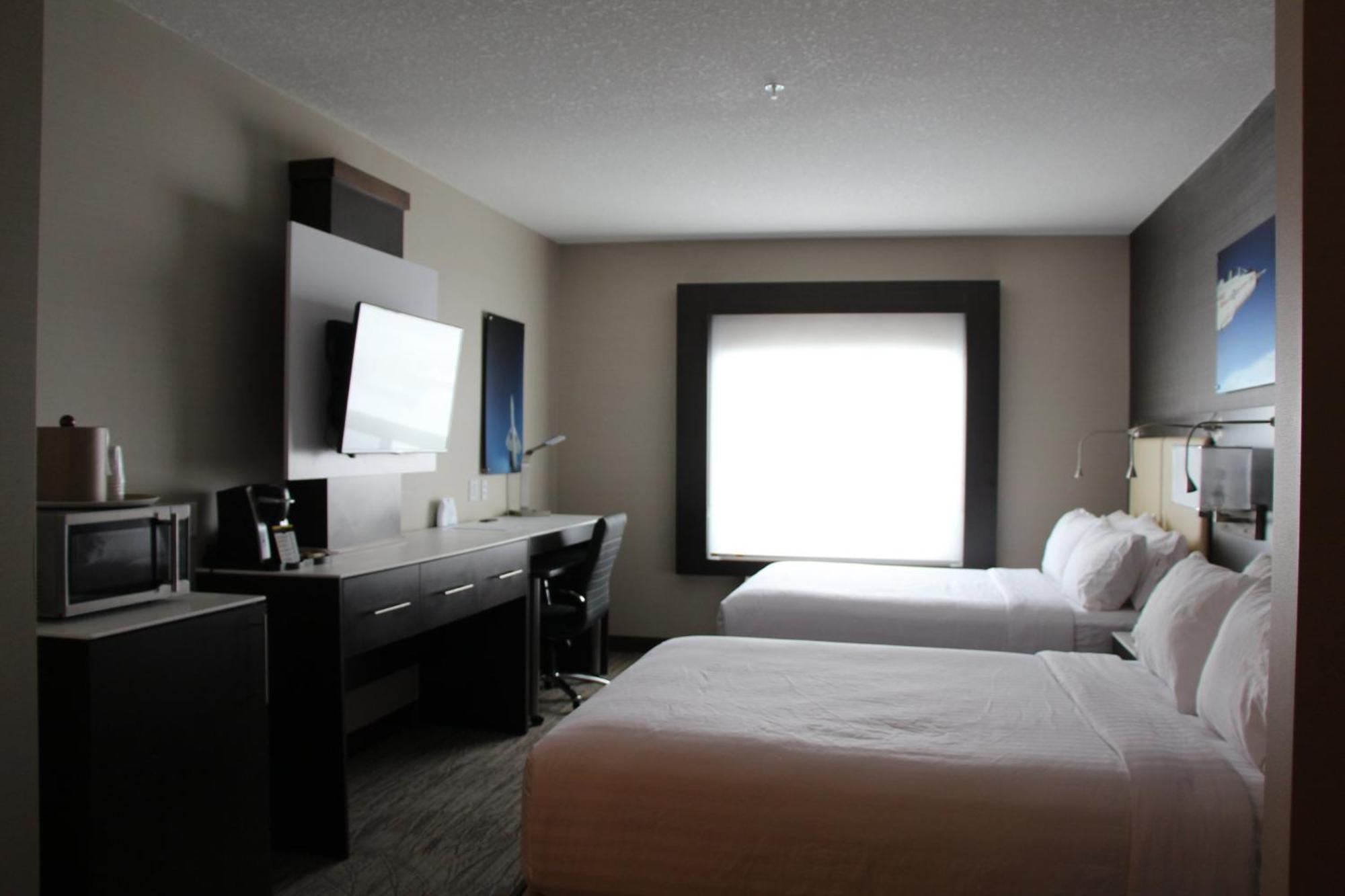 Holiday Inn Express & Suites Cold Lake By Ihg Exterior foto