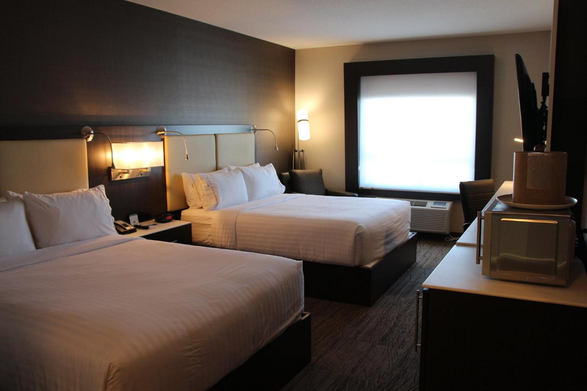 Holiday Inn Express & Suites Cold Lake By Ihg Exterior foto