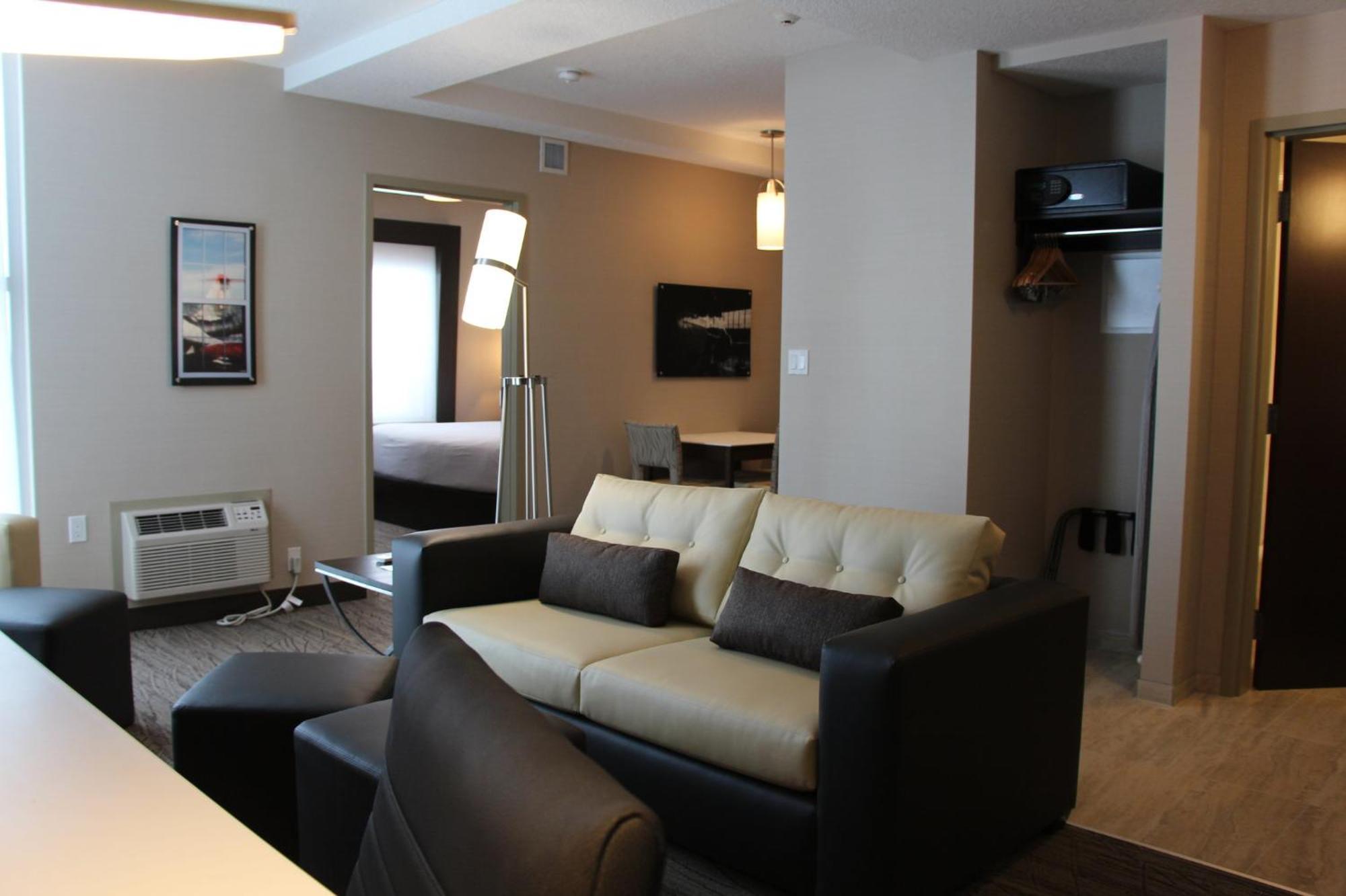 Holiday Inn Express & Suites Cold Lake By Ihg Exterior foto