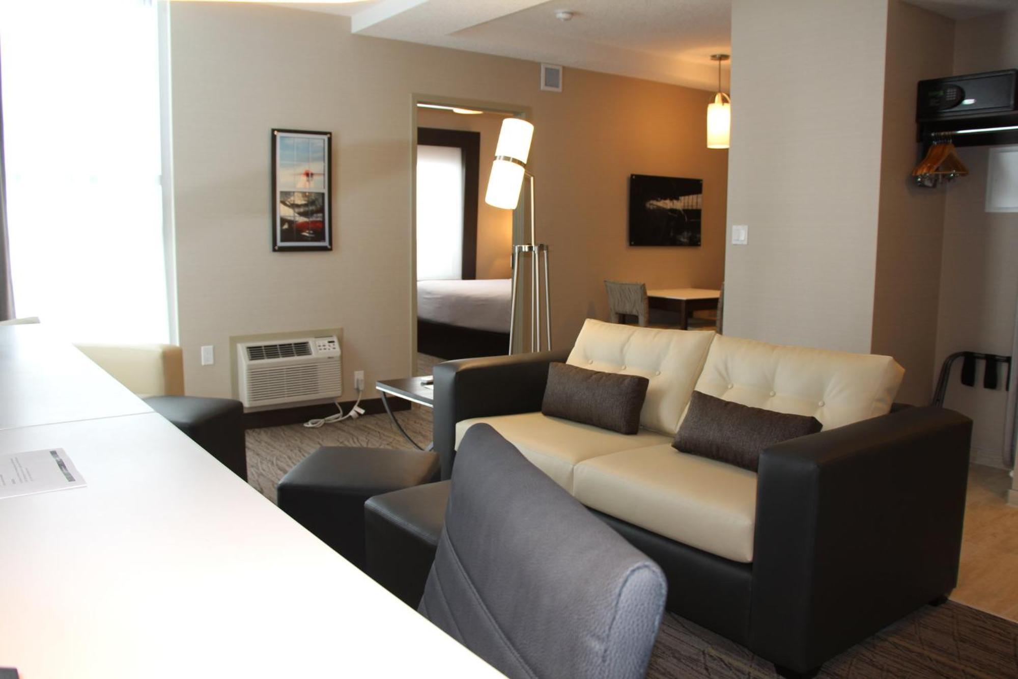 Holiday Inn Express & Suites Cold Lake By Ihg Exterior foto