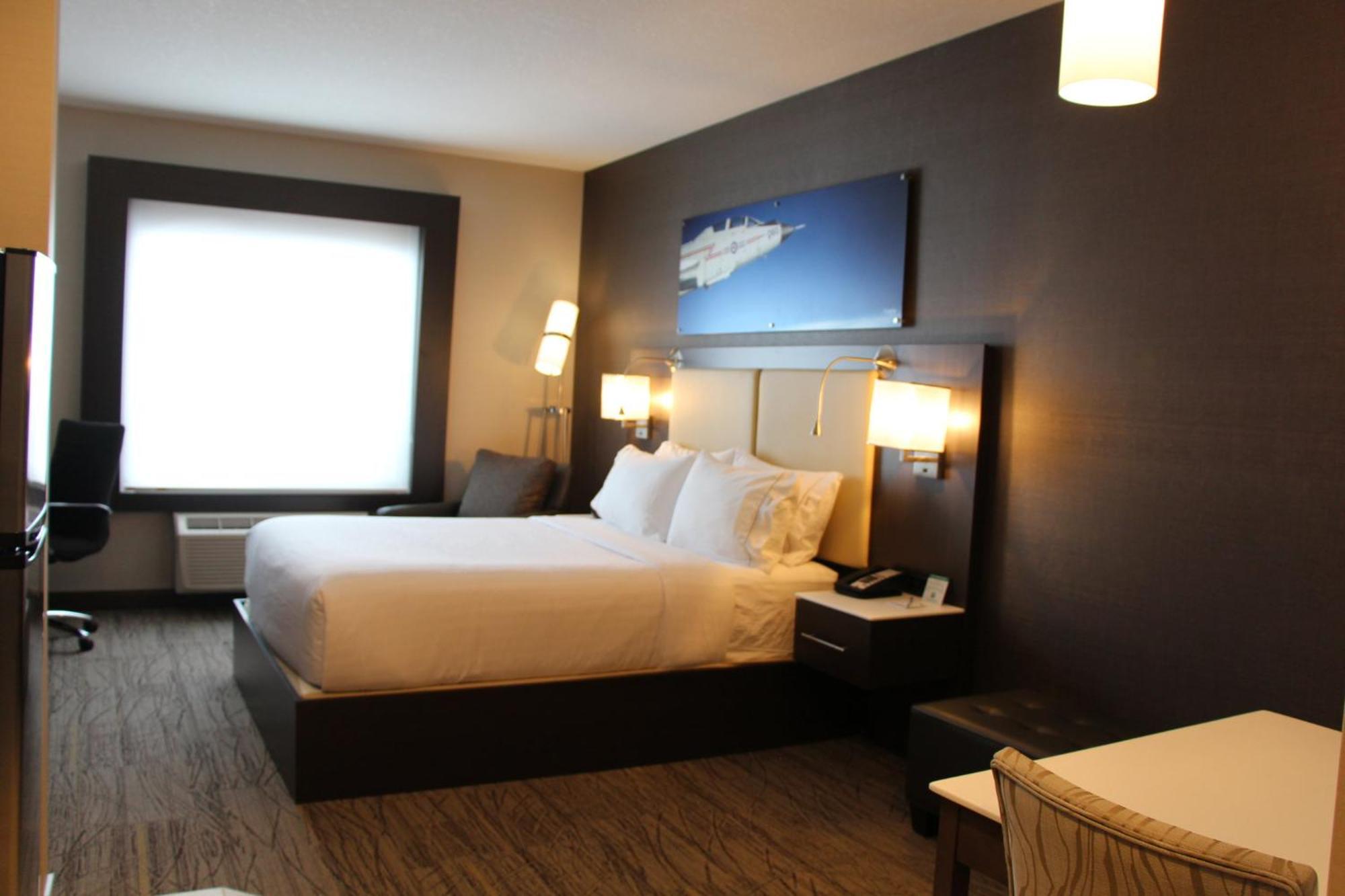 Holiday Inn Express & Suites Cold Lake By Ihg Exterior foto