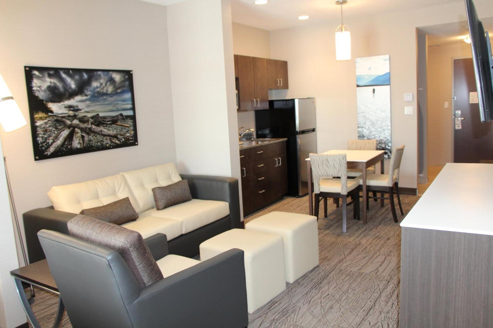 Holiday Inn Express & Suites Cold Lake By Ihg Exterior foto